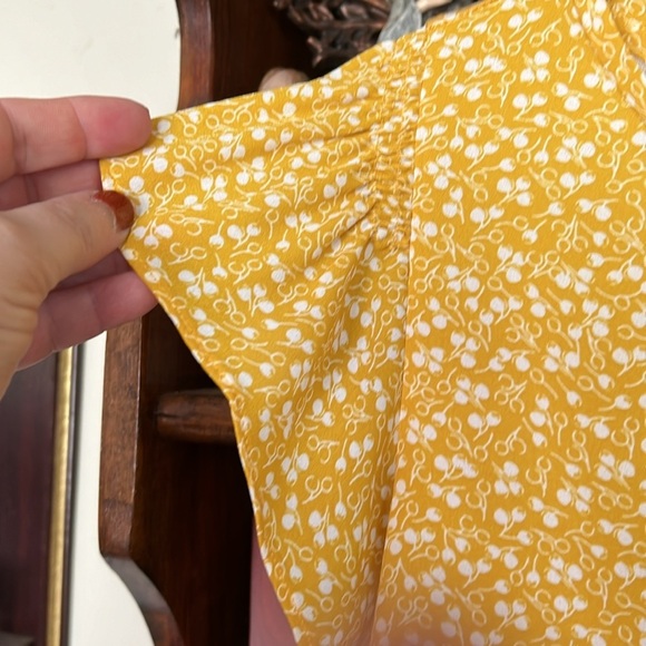 LOFT Golden Rod Yellow/White Floral Pattern Ruffle Sleeve Top, Size Large, GUC. - Picture 4 of 7